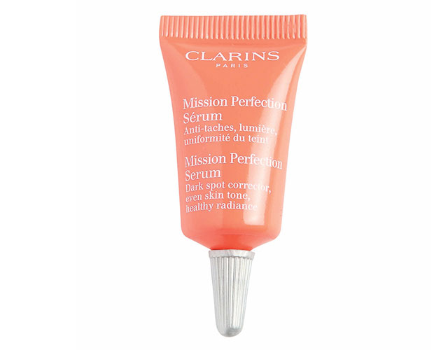 Cremă de Mâini cu Unt de Shea de la L’Occitane en Provence, 30 ml Cu o concentrație de 20% unt de shea, această cremă vindecă, protejează și hrănește pielea crăpată și uscată a mâinilor. Fiind un produs apreciat la nivel internațional, o Cremă de Mâini cu Unt de Shea este vândută la fiecare trei secunde. Formula include extracte de miere și migdale, ulei de nucă de cocos și unt de shea pentru o îngrijire a mâinilor extrem de eficientă. Textura cremoasă e absorbită rapid în piele conferind catifelare și netezire pielii.
