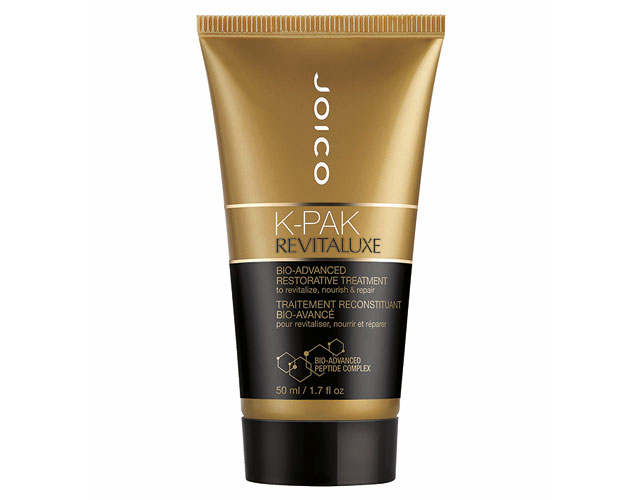 Tratament pentru păr Revitaluxe, Joico, 50 ml Acest tratament hidratează și întărește simultan părul într-un mod rapid, eficient și de lungă durată. Rezultatele cumulate protejează părul pentru a nu se deteriora pe viitor. Revitaluxe de la Joico funcționează cel mai bine atunci când este aplicat pe părul curat, umed. Pieptănați bine, lăsați să acționeze 3-5 minute și clătiți.
