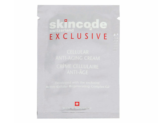 Cremă Celulară Anti-Aging de la Skincode Exclusive, 3 x 2 ml Formula acestei creme conține complexul de revitalizare celulară ACR-G2 (vitamine, minerale, aminoacizi și aloe vera) și e îmbogățită cu Dermaxyl, un ingredient extrem de eficient în sinteza colagenului și a elastinei în straturile profunde ale tenului. Tenul devine neted, ridurile dispar. Produsul este disponibil în Farmaciile Help Net.
