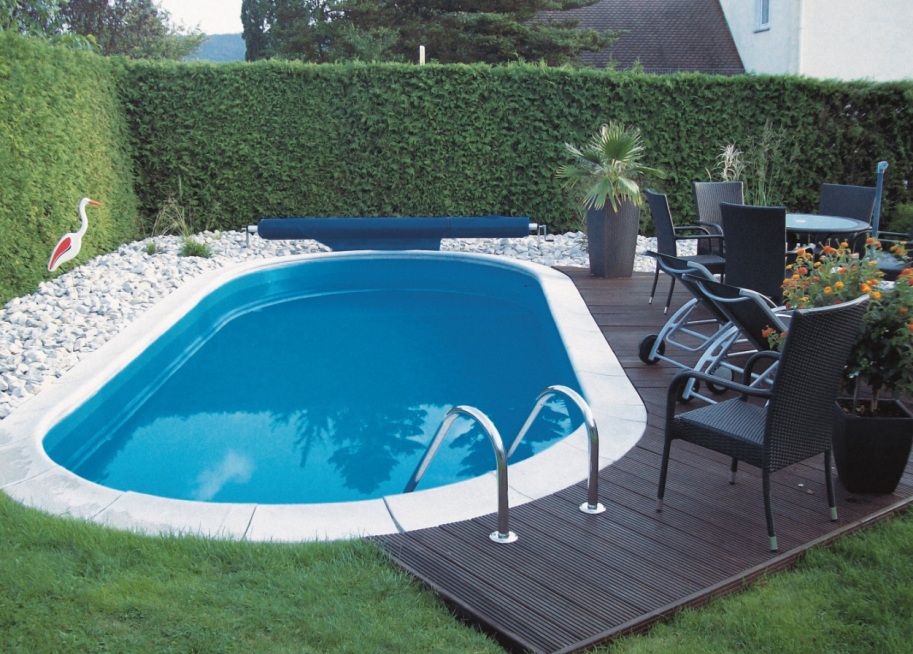 Piscinele îngropate, poliester sau beton?