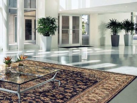 Mobilier modern şi covor cu influenţe orientale