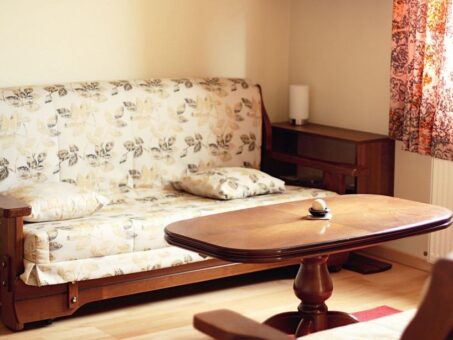 Casa in culori si materiale naturale