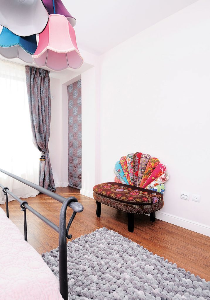 Băncuţa Peacock New Patchwork, din lemn de mango şi material textil din bumbac, cumpărată tot de la KARE, este piesa de mobilier preferată a gazdei noastre.