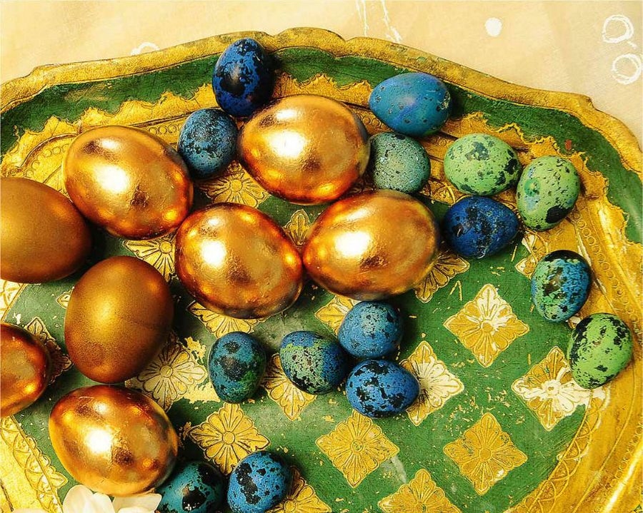Ouă de Paști decorate cu foiță de aur