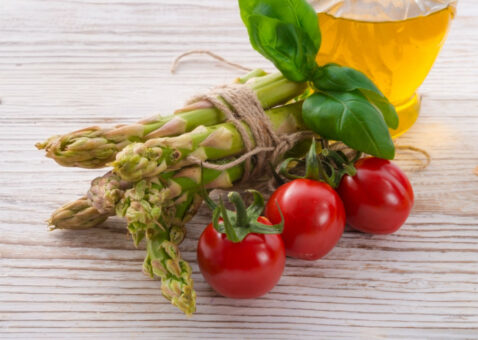 Legume de nota 10: tomate şi sparanghel