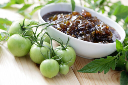 5 rețete delicioase: dulciuri cu alune, mere, afine și… tomate