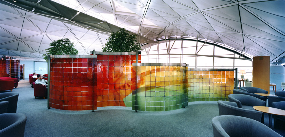 Paravane din sticlă Lamberts în Dragonair VIP Lounge din aeroportul Chek Lap Kok, Hong Kong, realizat de artistul Karl Heinz Traut
