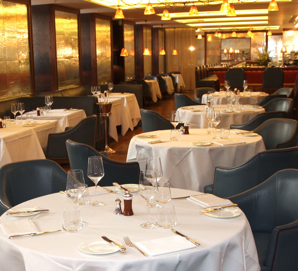 Restaurantul Corrigan’s Mayfair, din Londra. Artist: John Reyntiens.