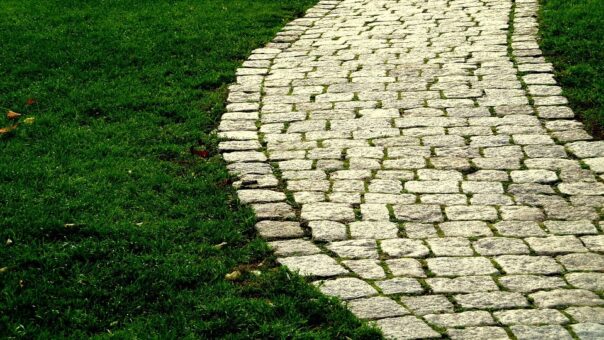 Sfarturi simple ca sa-ti faci o carare in gradina
