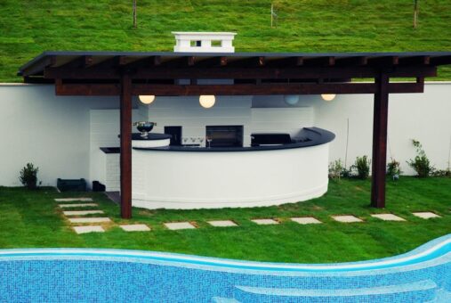 Amenajeaza o bucatarie de exterior langa piscina