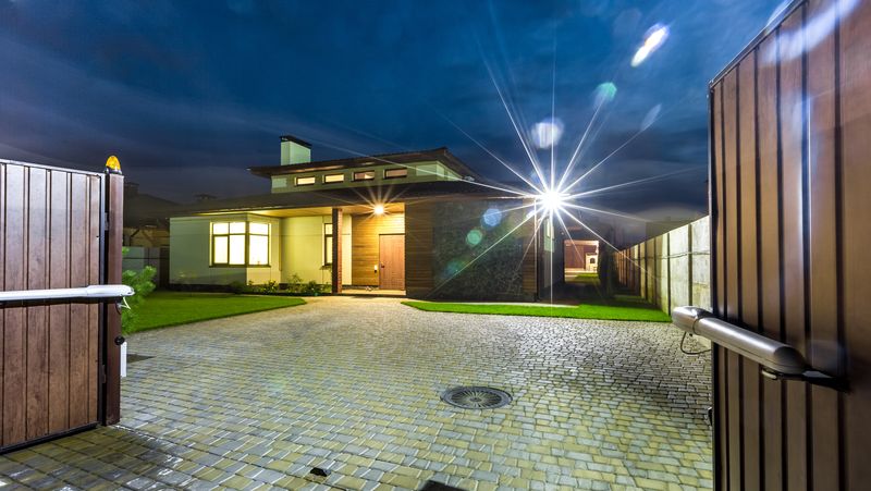 Vei obține un finisaj luminos discret pe suprafețele poroase cu lacul alchidic siliconat pentru piatră și beton Concrete Stain de la Benjamin Moore. Este conceput pentru o reținere de durată a culorii, se aplică ușor, compoziția sa permițând o uscare rapidă și o penetrare impecabilă în suport. Foto: Thinkstock