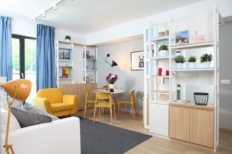 În camerele cu extindere medie ale unui apartament de bloc, designul de inspirație nordică poate face minuni. Mizează pe un fundal în culori foarte deschise, lemn în nuanțe natur și pete de culoare discrete. Foto: Sorin Iacob
