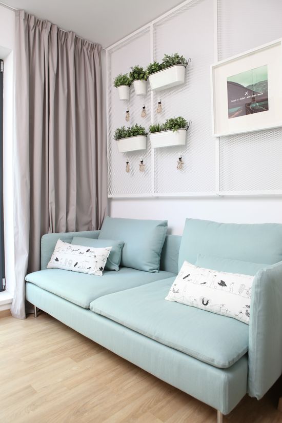 Al doilea dormitor a fost amenajat ca un birou confortabil, putând fi transformat. Spiritul său versatil este subliniat de tabloul din tablă expandată de la Vertigo, pe care se pot atașa temporar obiecte decorative, ușor de demontat la reconfigurări. Canapeaua a fost cumpărată de la IKEA. Foto: Sorin Iacob