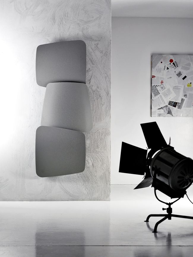Trei panouri rotative independent compun radiatorul Scudi, brand Antrax, un model cu adevărat versatil, ce se poate poziționa orizontal sau vertical. Cele trei părți sunt realizate din oțel și sunt trapezoidale cu suprafețe curbate.
L 72 x h 173 cm. De la Delta Studio. Foto: Antrax.