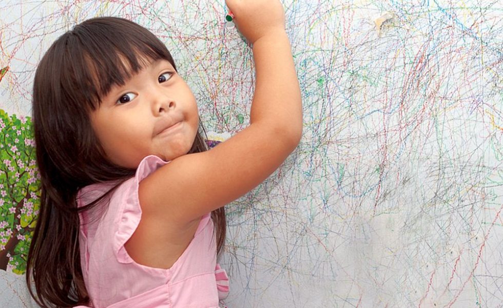 8 trucuri pentru a sterge urmele de creion de pe peretii camerei