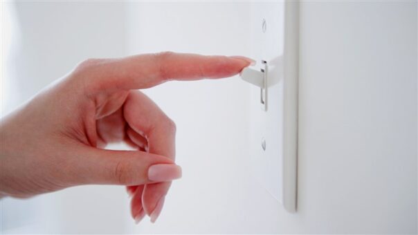 Ce întrerupătoare și comutatoare sunt folosite în instalațiile electrice?