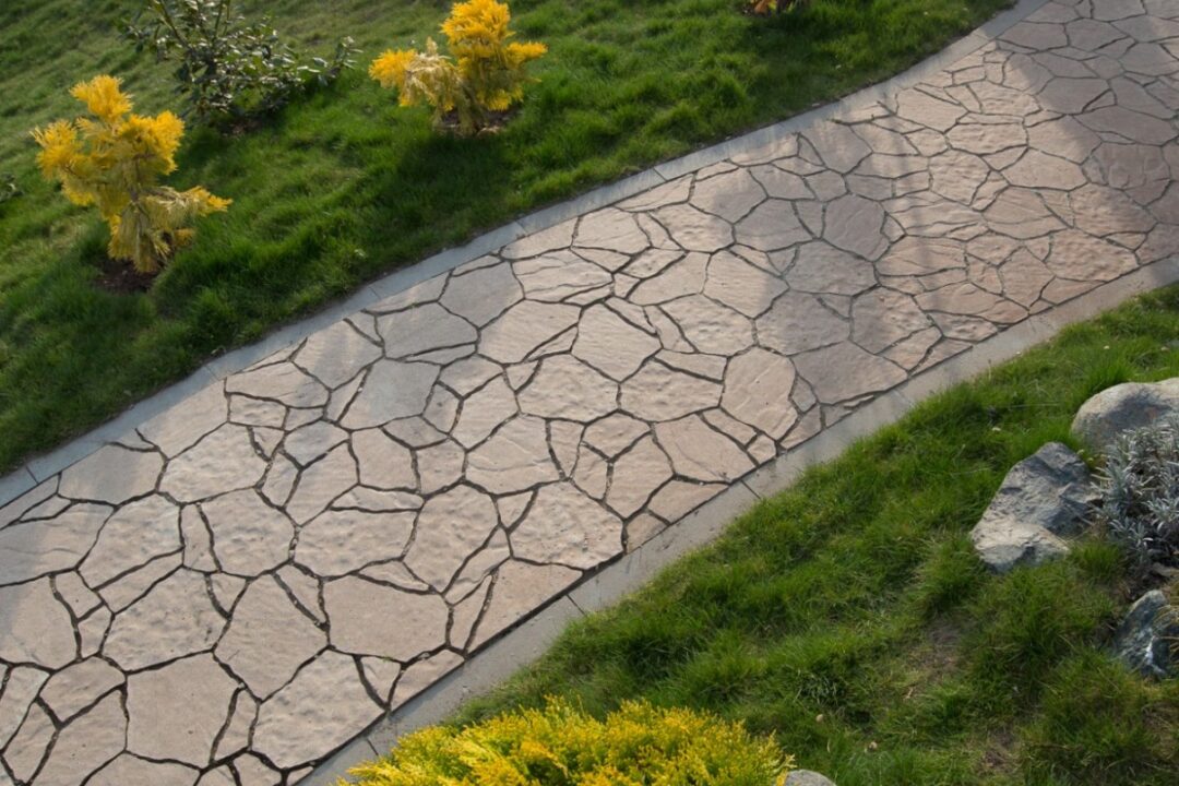 5 motive să alegi pavele în loc de asfalt sau beton pentru aleile din grădină