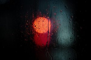 umiditatea, fereastra aburita, lumina rosie neclară, condens