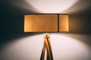 lampa cu abajur, amajul, lumina artificiala