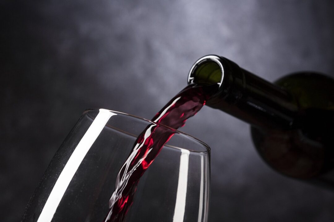 Cum să scapi rapid de petele de vin roșu. De ce ai nevoie pentru rezolvarea acestei probleme