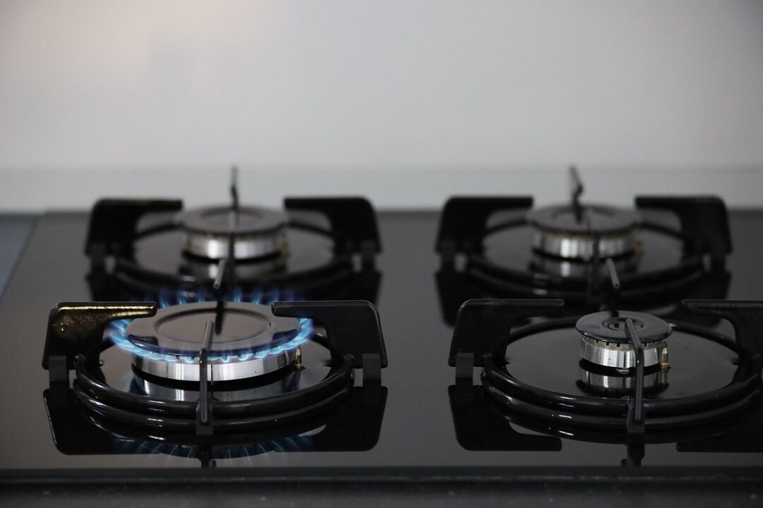 3 soluții simple și eficiente pentru a curăța rapid arsura de pe aragaz