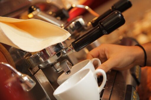 Decalcifierea aparatului de cafea. Cum îți dai seama că trebuie curățat și ce trebuie să faci