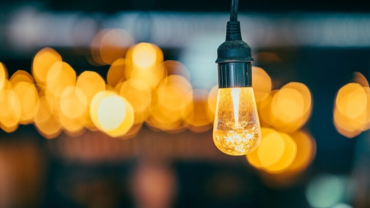 Lumina și culoarea pereților. Cum influențează iluminatul percepția designului interior