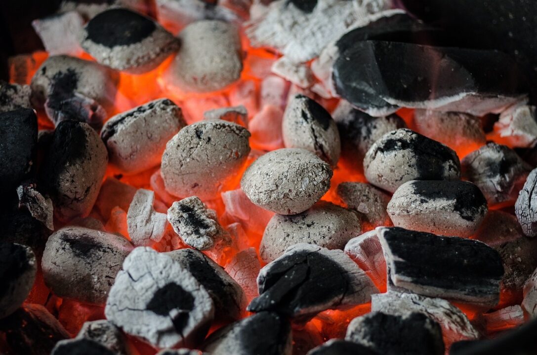 De ce să nu arunci cenușa: iată în câte feluri o poți refolosi