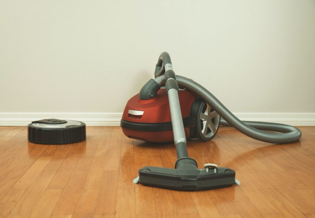 Aspirator robot ori aspirator clasic? Ce iei în calcul când faci alegerea