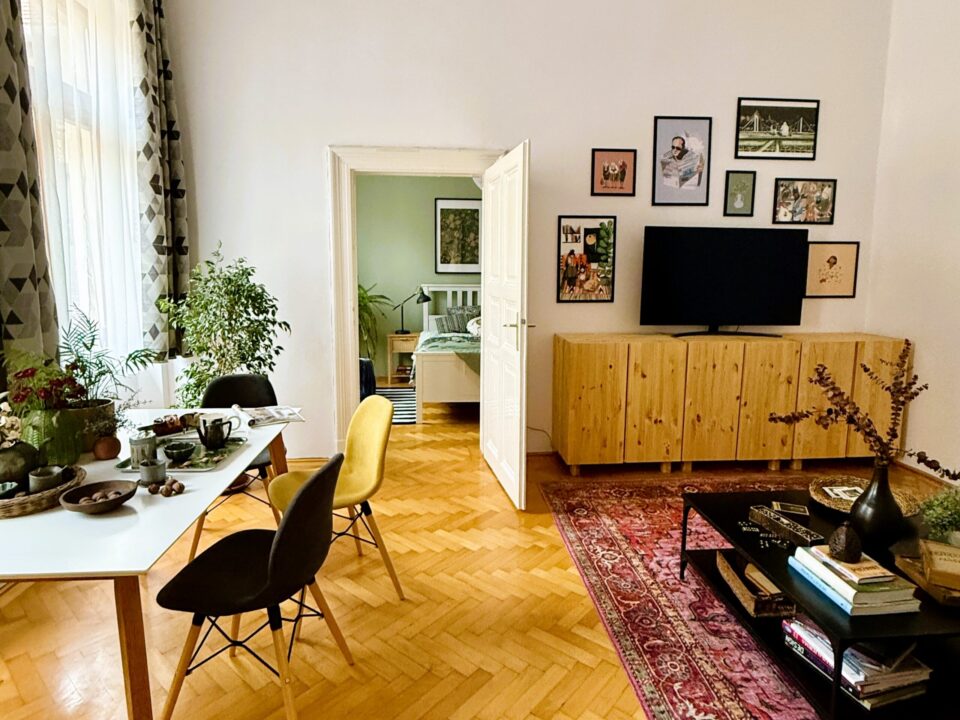 Reamenajare cu buget mic, prin culoare și DIY, într-un apartament din Budapesta