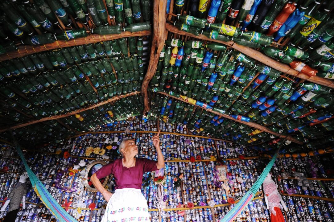 Casă din sticle de plastic: proiectul sustenabil al unei bătrâne din El Salvador