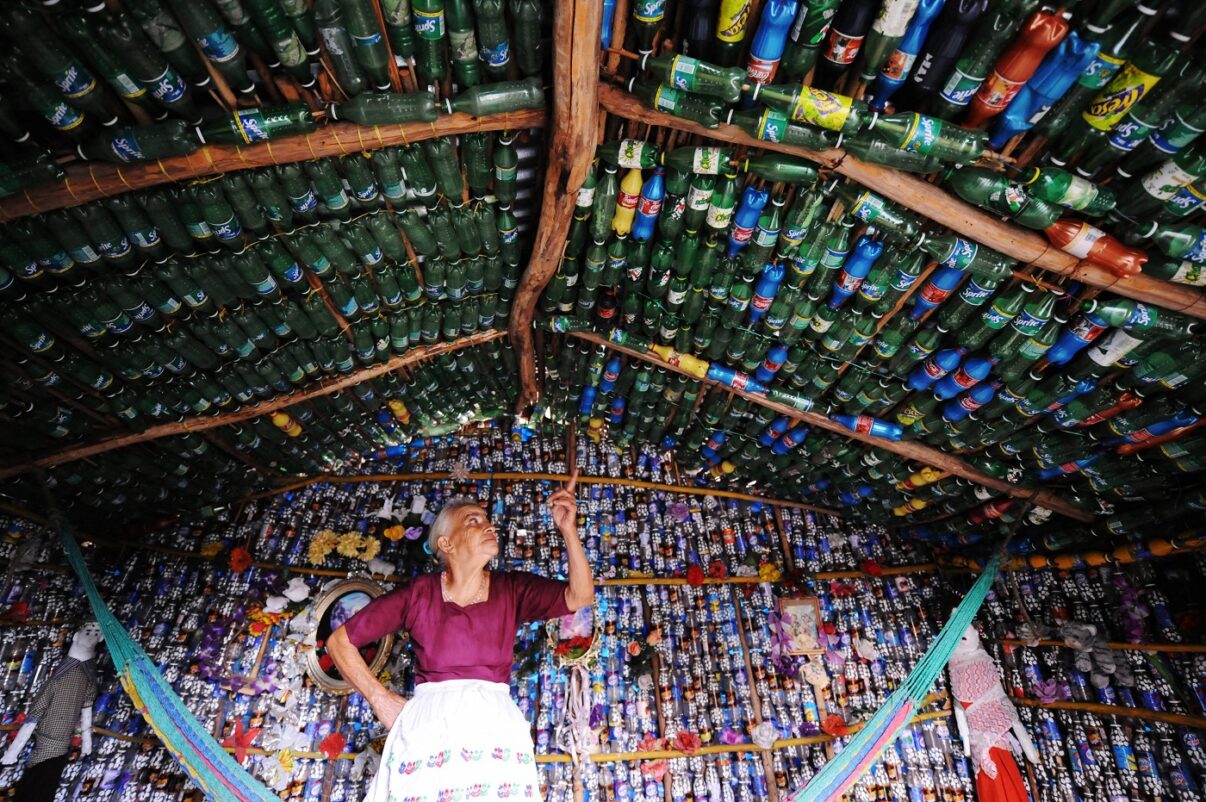 Casă din sticle de plastic: proiectul sustenabil al unei bătrâne din El Salvador