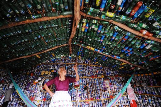 Casă din sticle de plastic: proiectul sustenabil al unei bătrâne din El Salvador