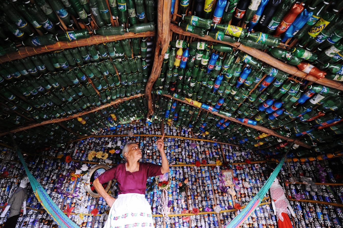 Casă din sticle de plastic