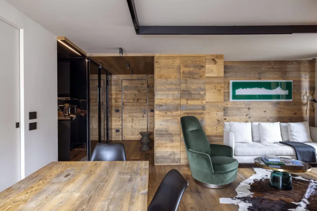 Un apartament modern cu note rustice, în care lemnul și oglinda coexistă