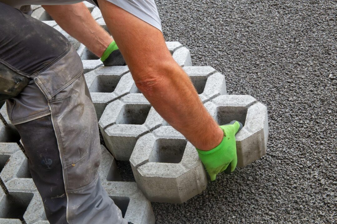 Soluții pentru alei: beton versus dale înierbate. Ce și cum alegem