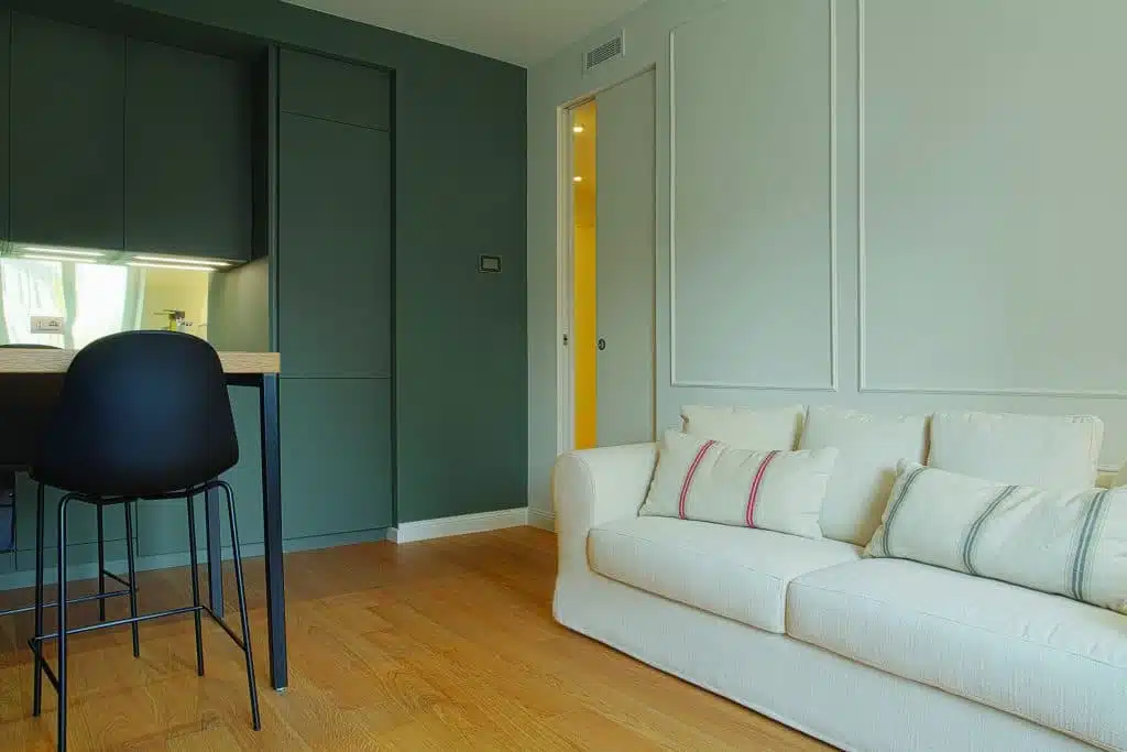 Cum mobilezi un apartament de închiriat: două exemple din Milano