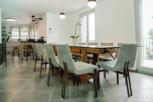 Iată cum au transformat în locuință acest hambar din Ticino (Elveția)