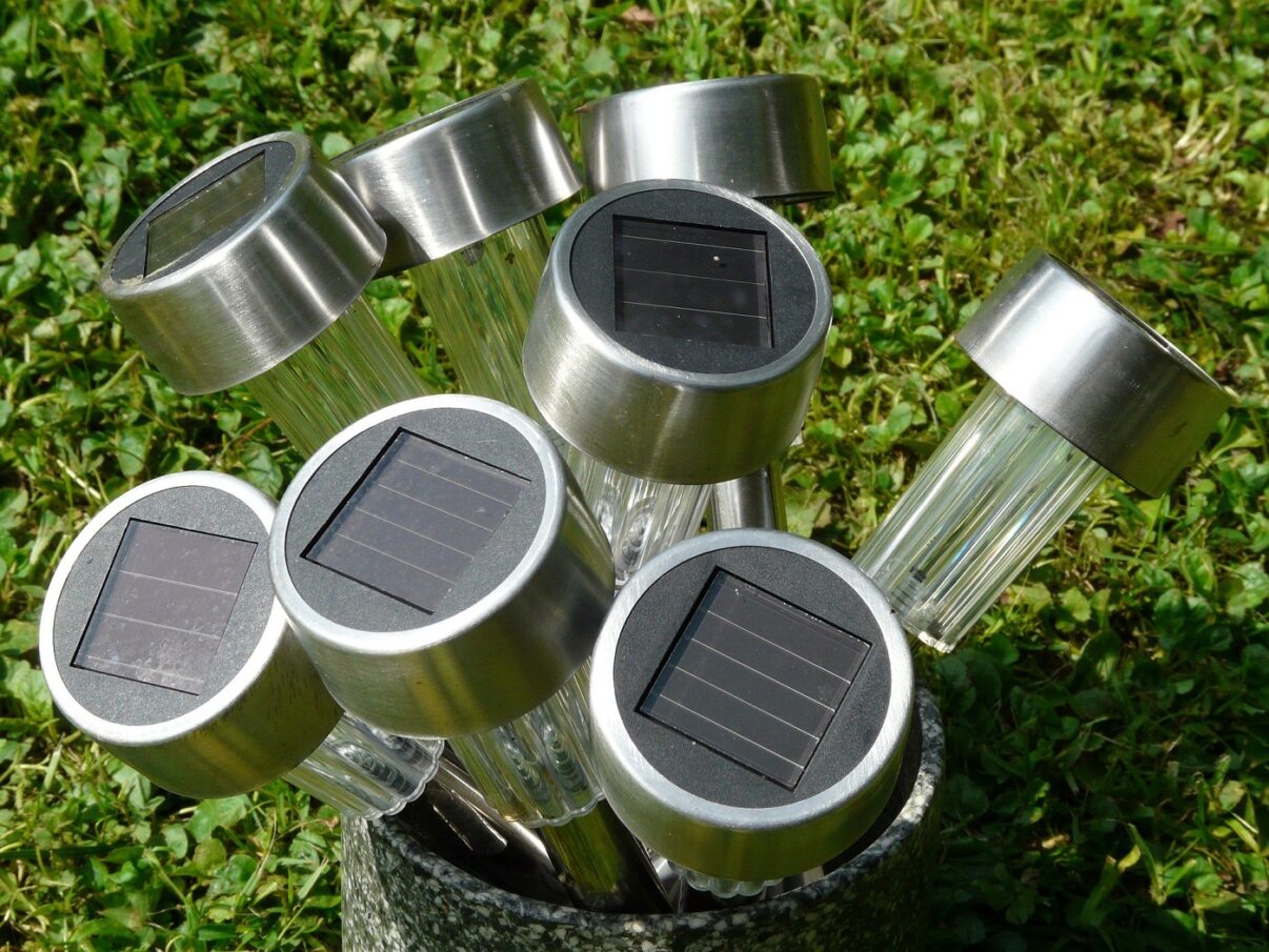 Iluminat solar pentru exteriorul casei: iată ce trebuie să știi
