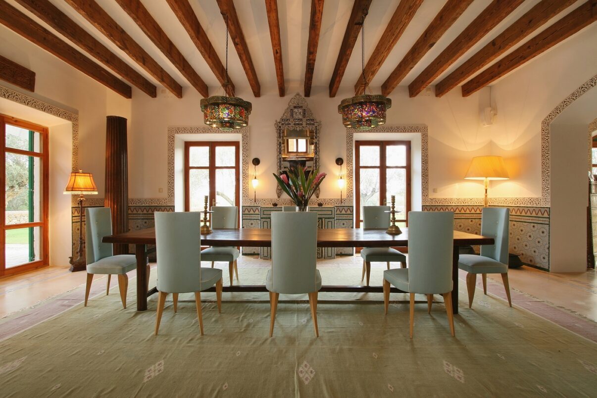 Tavanul cu grinzi la vedere: un pic de rustic pentru orice stil