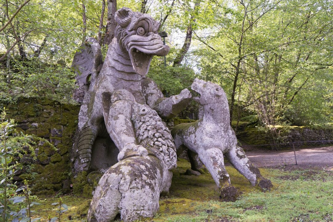 Ciudatul parc din Italia cu monștri și statui bizare