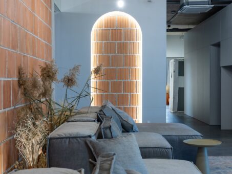 Cărămida crudă devine element de decor, în acest proiect premiat de arhitecți