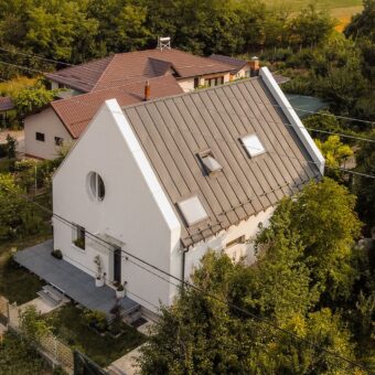 O casă din Titu arată că arhitectura reușită este posibilă și cu buget redus