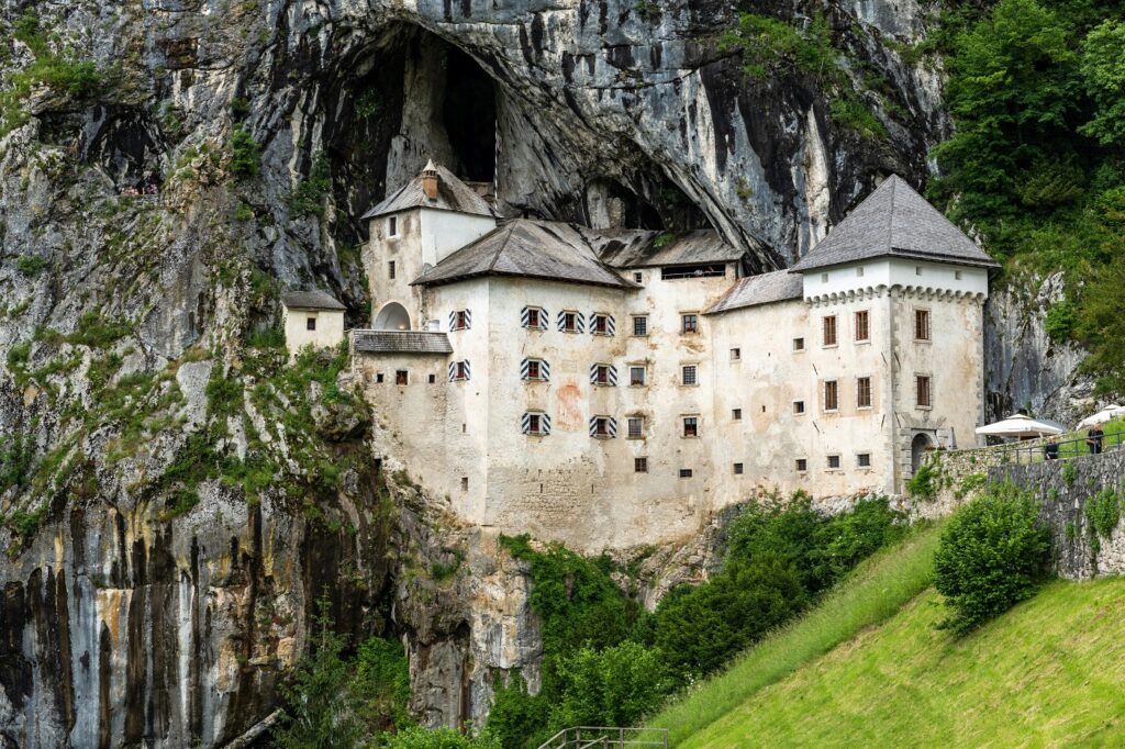 castelul Predjama din Slovenia