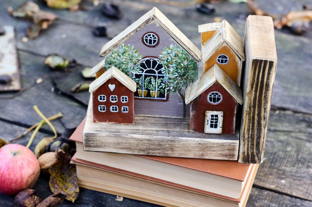 Decorațiuni DIY din resturi de lemn: căsuțe pictate
