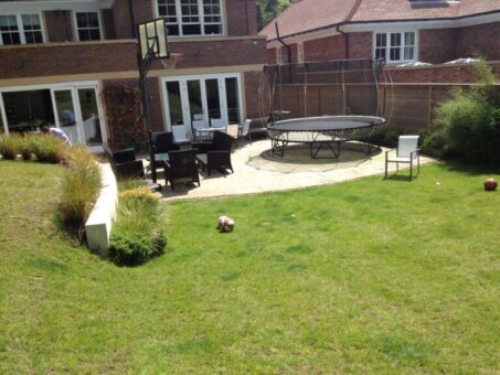 Cum a fost amenajată o curte de o mie de metri pătrați