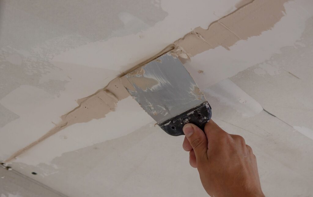 fisurile din pereți