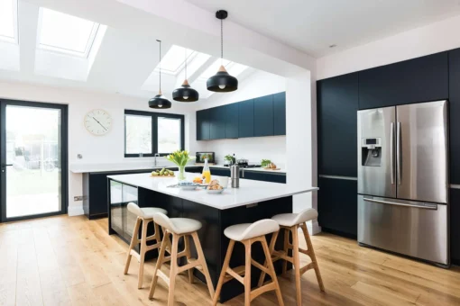 Joc de contraste, într-o bucătărie în alb și negru (galerie foto)