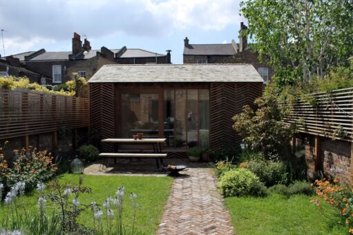 Cărămida veche dă farmec acestei grădini englezești