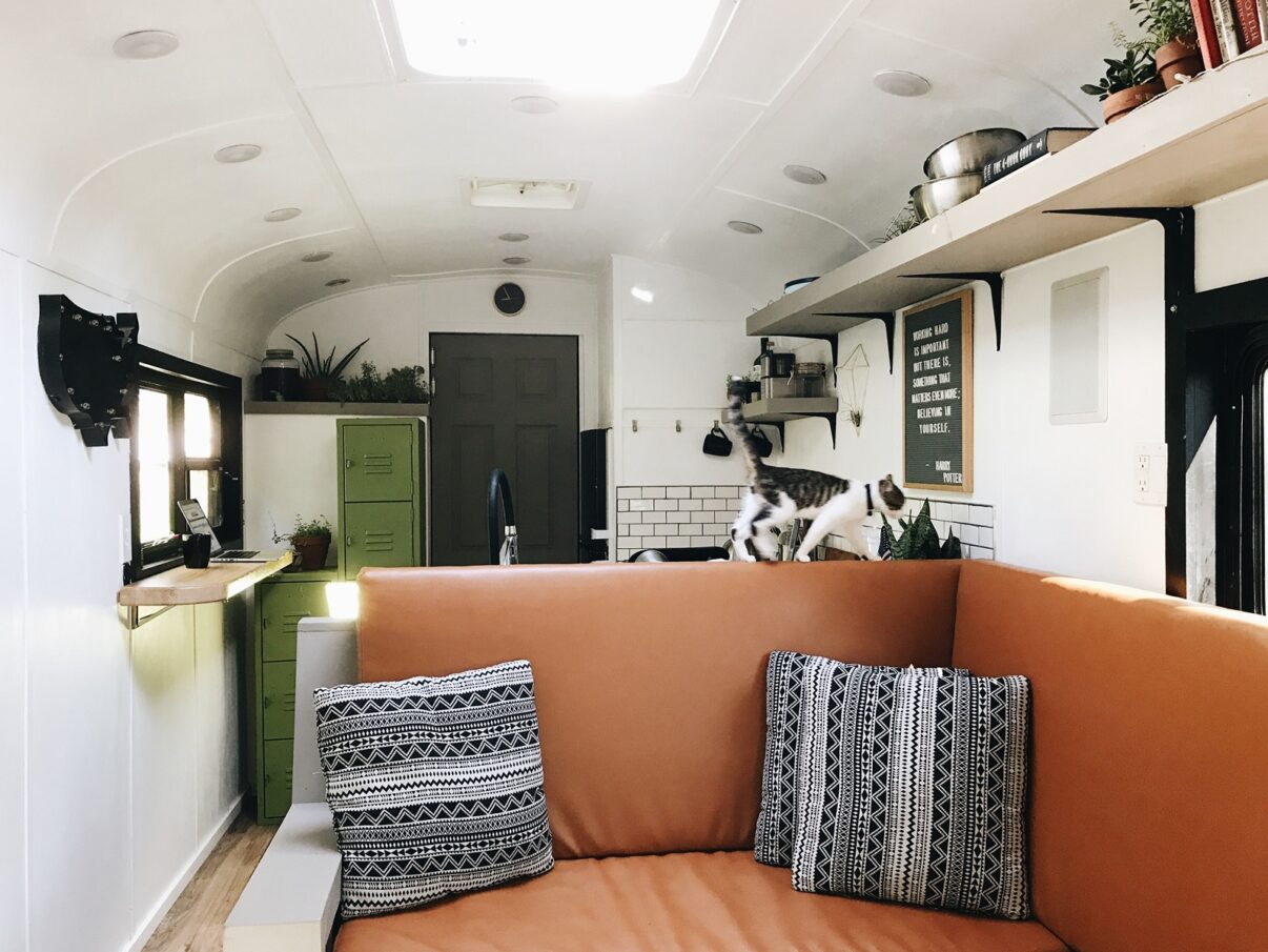Casa din autobuz: cum a fost amenajată ca locuință pentru o familie de cinci persoane